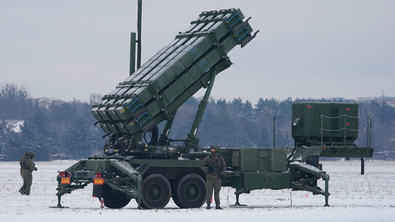 Tổ hợp phòng không Patriot trong cuộc tập trận tại sân bay Warsaw Babice, Ba Lanngày 7/2. Ảnh: AFP