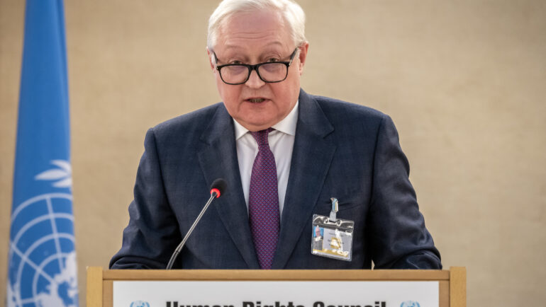 Thứ trưởng Ngoại giao Nga Sergei Ryabkov phát biểu tại Geneva, Thụy Sĩ, ngày 2/3. Ảnh: AFP