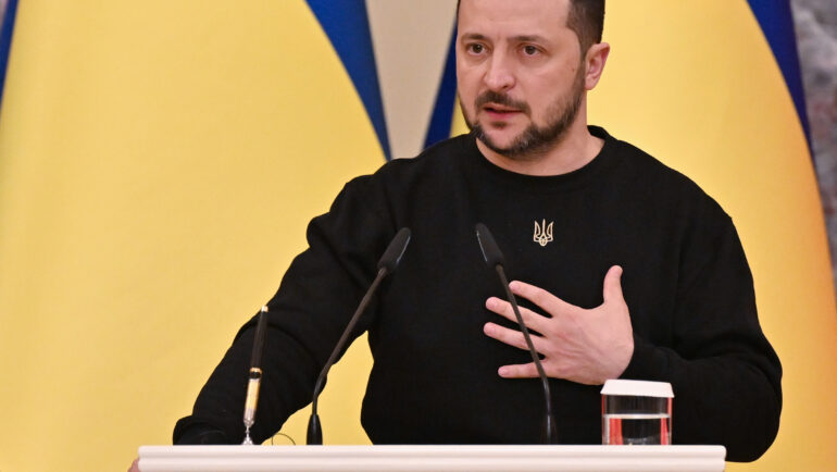 Tổng thống Ukraine Volodymyr Zelensky phát biểu tại Kiev ngày 28/4. Ảnh: AFP