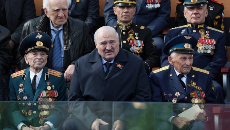 Tổng thống Belarus Alexander Lukashenko dự lễ duyệt binh kỷ niệm Ngày Chiến thắng tại Quảng trường Đỏ, Moskva ngày 9/5. Ảnh: AFP