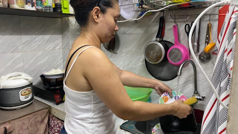 Caren hiện đang ở trọ tại phường Thảo Điền, TP Thủ Đức cùng với ba người bạn Philippines khác, tối 20/4. Ảnh: Minh Tâm.