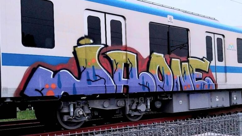 Hình vẽ mới phát hiện trên đoàn tàu của tuyến metro, ngày 30/4. Ảnh: Hạ Giang