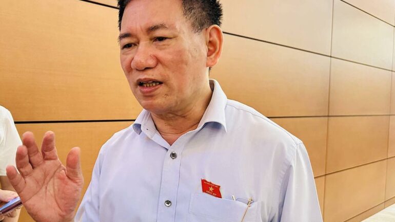 Bộ trưởng Tài chính Hồ Đức Phớc chia sẻ bên hành lang Quốc hội ngày 25/5. Ảnh: Anh Minh