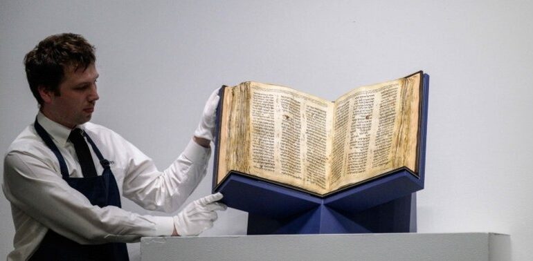Codex Sassoon trong phiên đấu giá ở New York ngày 17/5. Ảnh: AFP