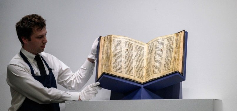 Codex Sassoon trong phiên đấu giá ở New York ngày 17/5. Ảnh: AFP