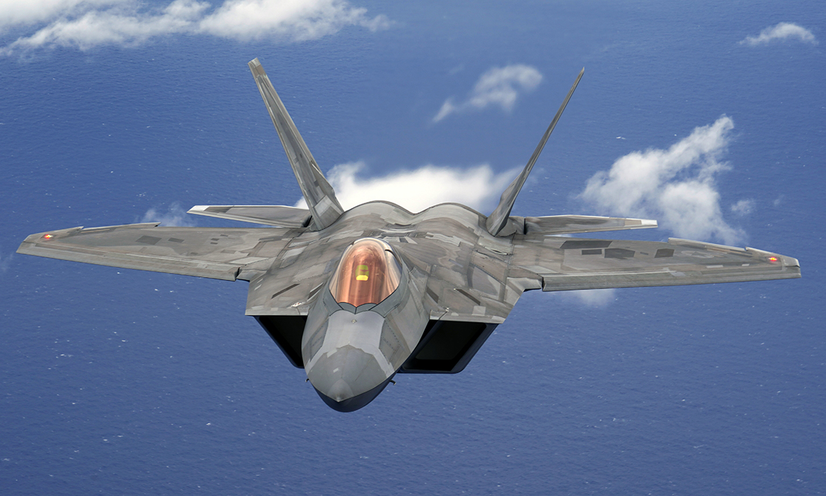 Tiêm kích tàng hình F-22 Mỹ bay trên khu vực quần đảo Hawaii tháng 12/2019. Ảnh: USAF