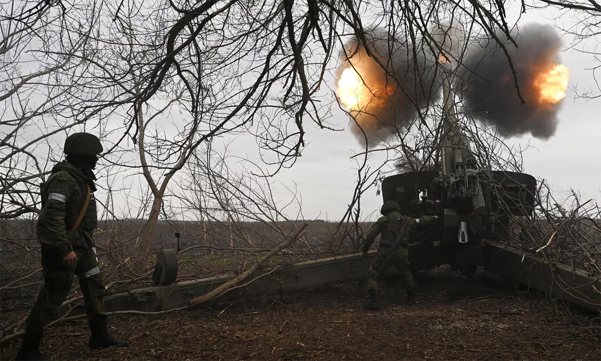 Pháo binh Nga tập kích vị trí lực lượng Ukraine ngày 27/2. Ảnh: RIA Novosti