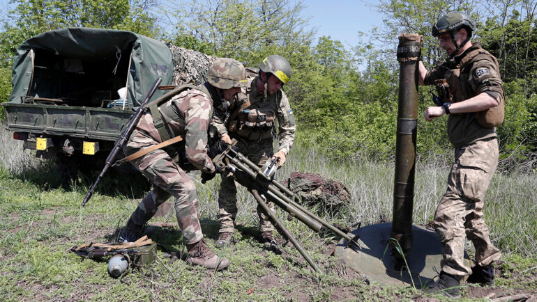 Binh sĩ Ukraine lắp súng cối 120 mm tại tỉnh Dnipropetrovsk ngày 15/5. Ảnh: Reuters