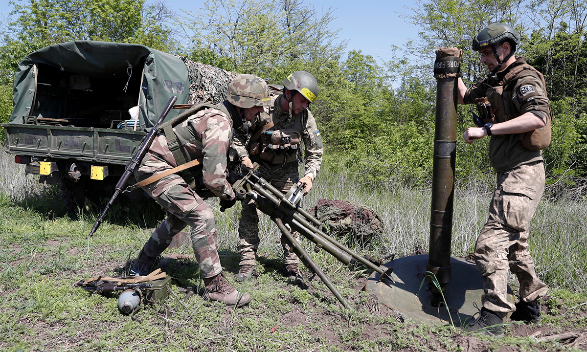 Binh sĩ Ukraine lắp súng cối 120 mm tại tỉnh Dnipropetrovsk ngày 15/5. Ảnh: Reuters