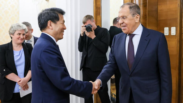 Ngoại trưởng Nga Sergey Lavrov bắt tay đặc phái viên Trung Quốc Lý Huy trước cuộc gặp tại thủ đô Moskva ngày 26/5. Ảnh: BNG Nga