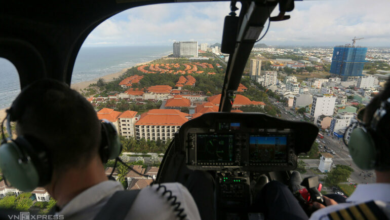 Các resort ven biển Đà Nẵng nhìn từ buồng lái một máy bay. Ảnh: Nguyễn Đông