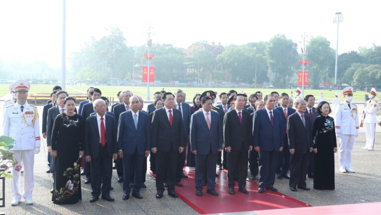 Lãnh đạo, nguyên lãnh đạo Đảng, Nhà nước vào Lăng viếng Chủ tịch Hồ Chí Minh, sáng 18/5. Ảnh: Nhật Bắc