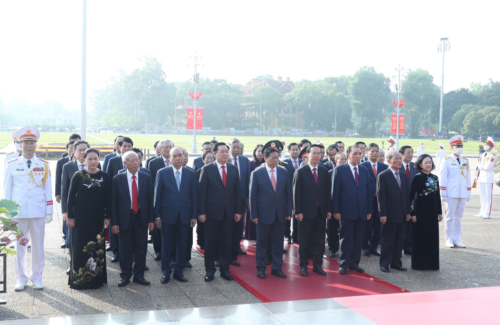 Lãnh đạo, nguyên lãnh đạo Đảng, Nhà nước vào Lăng viếng Chủ tịch Hồ Chí Minh, sáng 18/5. Ảnh: Nhật Bắc