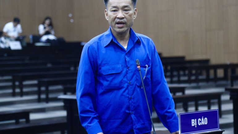 Cựu chủ tịch tỉnh Bình Thuận Nguyễn Ngọc Hai trả lời xét hỏi hôm 11/5. Ảnh:Danh Lam