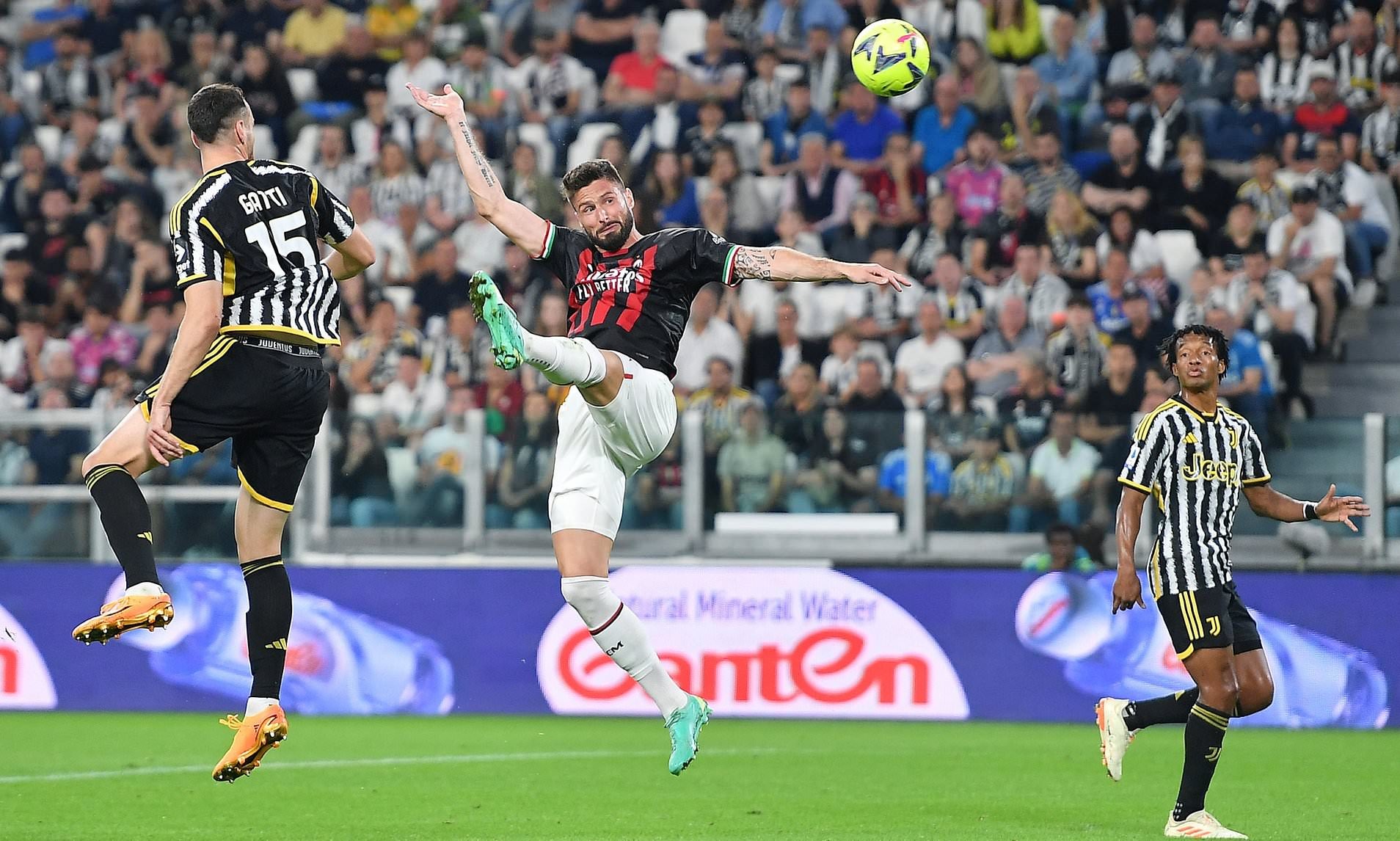 Giroud đánh đầu ghi bàn giúp Milan hạ Juventus 1-0. Ảnh: EPA