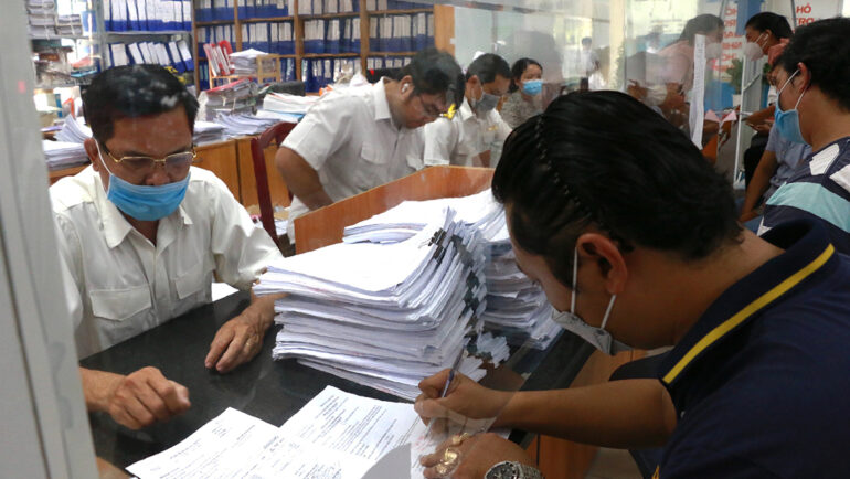Cán bộ hướng dẫn người dân làm thủ tục hành chính tại TP Thủ Đức, TP HCM, tháng 4/2022. Ảnh:Thái Anh