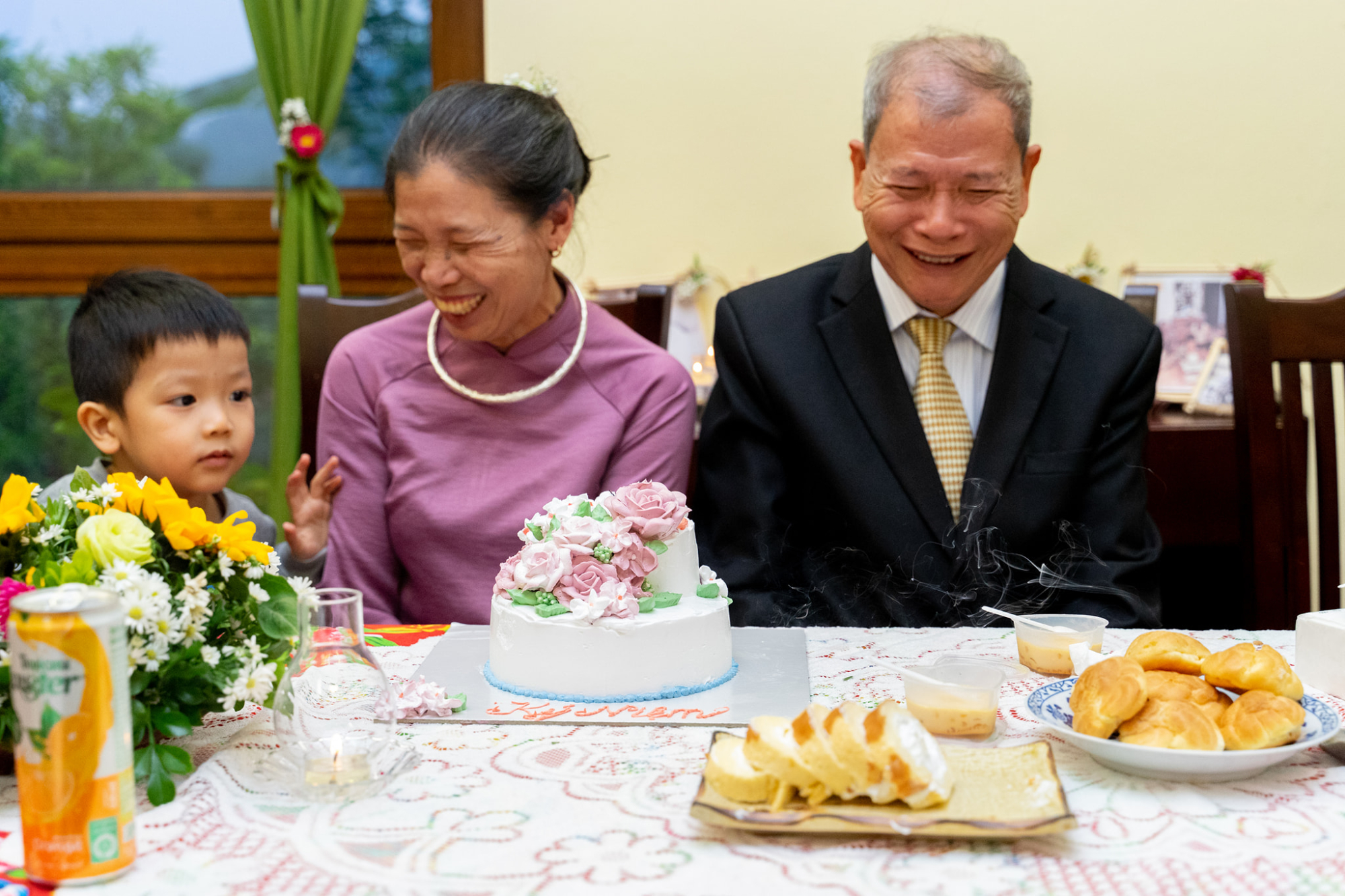 Bà Mận, ông Toan xúc động và vui mừng trước bất ngờ các con mang lại, trong hôn lễ cuối tháng Ba ở Thạch Thất, Hà Nội. Ảnh: Nhân vật cung cấp