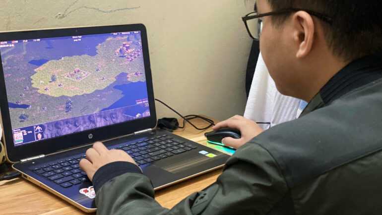 Hiện tại Tiến, ở Đà san sẻ việc nhà và kinh doanh với vợ, có thời gian rảnh Tiến vẫn chơi game.