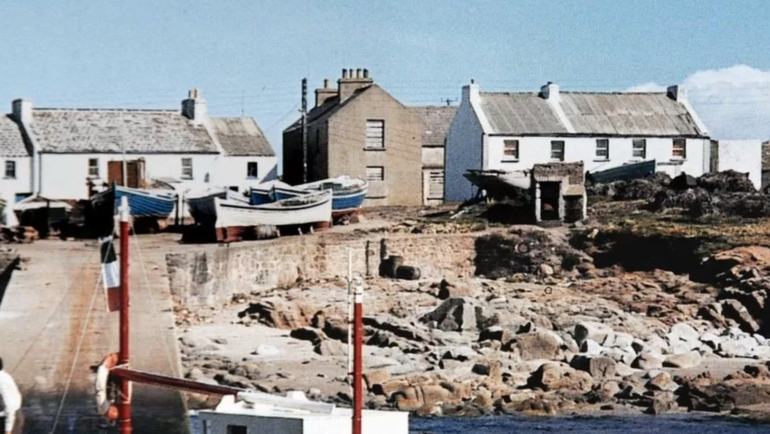 Nhà của ông Neville (bìa phải) được tu sửa, quét vôi trắng trước khi ông rời đi. Ảnh: BBC