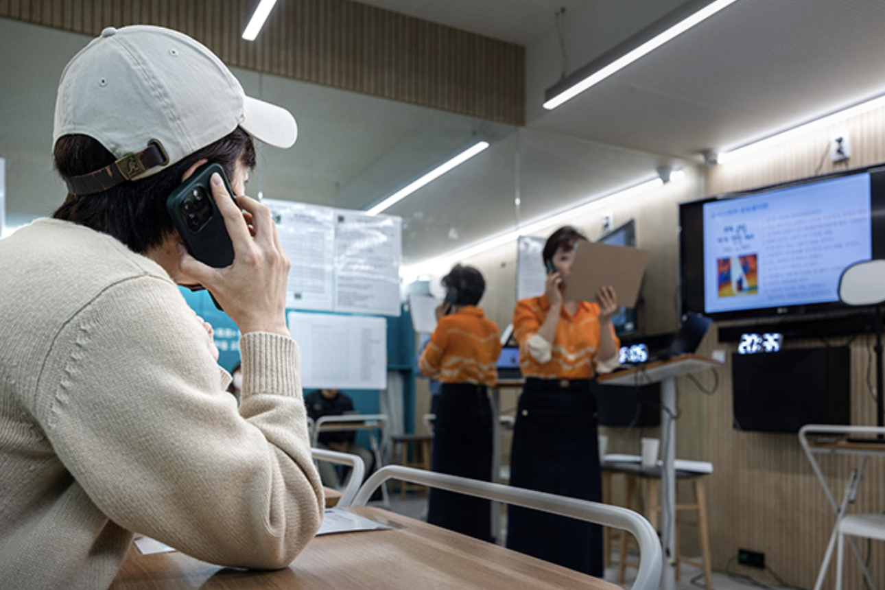 Một học viên mô phỏng cuộc trò chuyện qua điện thoại với một người hướng dẫn trong một lớp học giao tiếp ở Seoul, hôm 9/5. Ảnh: Chosun