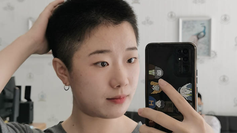 Song Jiaqian quyết định cắt đầu đinh sau khi vượt qua kỳ thi tuyển làm giáo viên. Ảnh: Song Jiaqian