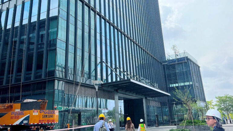 Một tòa cao ốc văn phòng hạng A tại Thủ Thiêm sắp được đưa vào khai thác trong quý này. Ảnh: Trung Tín