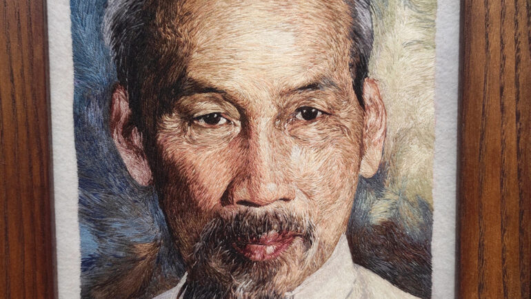 Bức tranh thêu Bác Hồ kích thước 20x30 cm, được Nguyễn Nhật Khiêm thực hiện trong hơn 20 ngày.