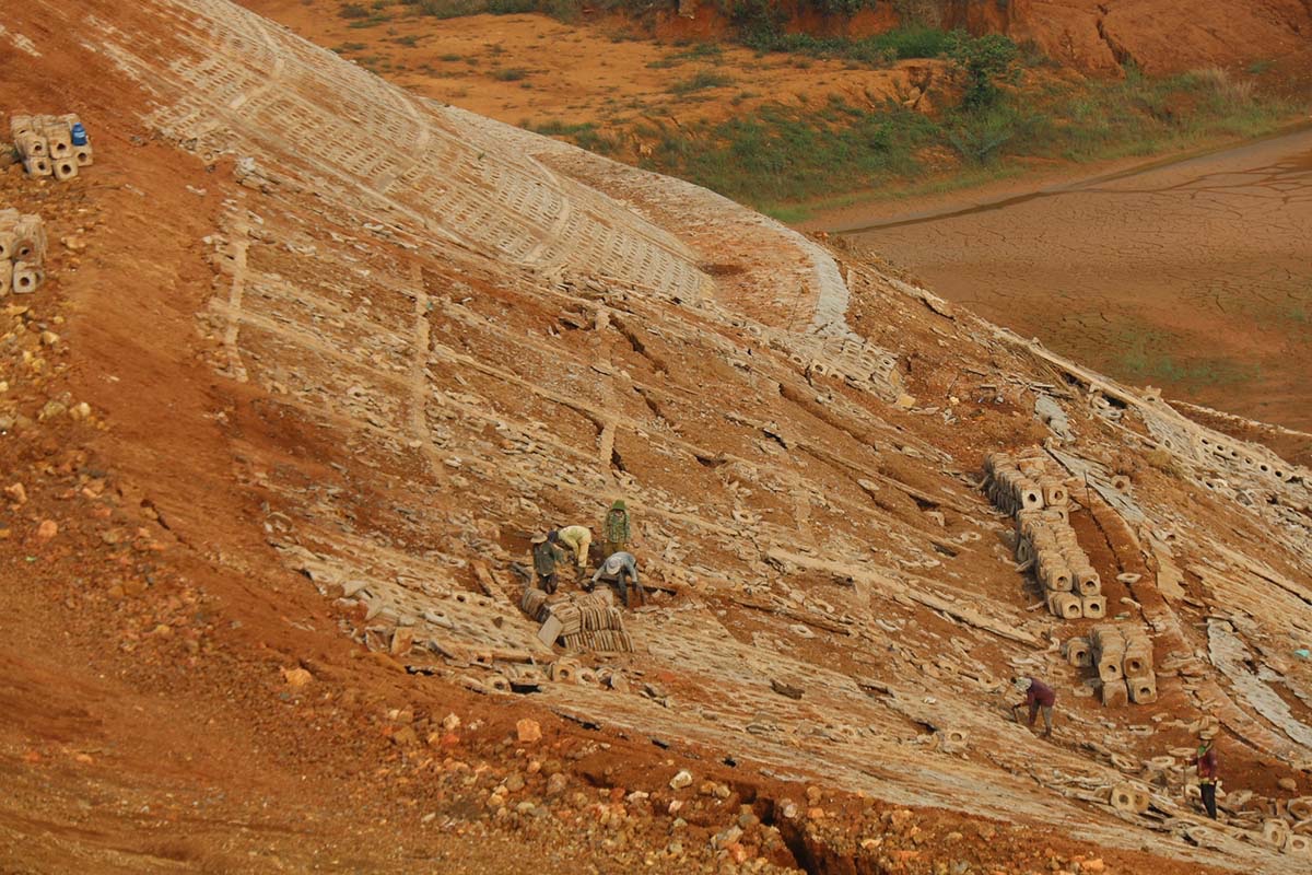 Bờ kè, ta luy bên ngoài Dự án Khu công nghiệp Nhân Cơ bị sụt lún, hư hỏng nặng. Ảnh: Ngọc Oanh