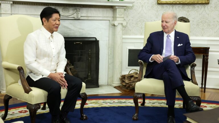 Tổng thống Mỹ Joe Biden (phải) và Tổng thống Philippines Ferdinand Marcos tại Nhà Trắng ngày 1/5. Ảnh: AFP