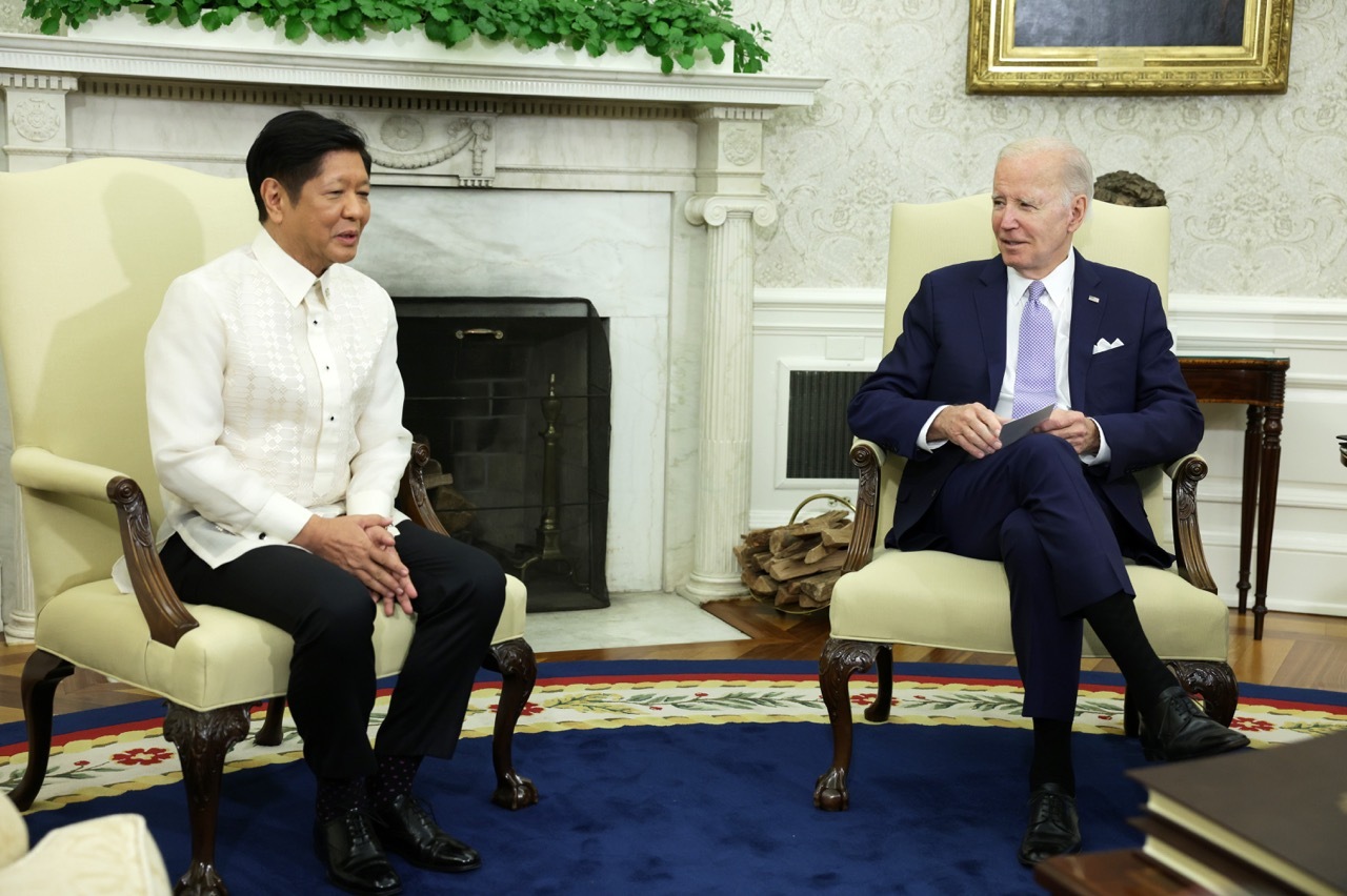 Tổng thống Mỹ Joe Biden (phải) và Tổng thống Philippines Ferdinand Marcos tại Nhà Trắng ngày 1/5. Ảnh: AFP