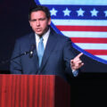 Thống đốc bang Florida Ron DeSantis phát biểu tại Rothschild, bang Wisconsin ngày 6/5. Ảnh: AFP