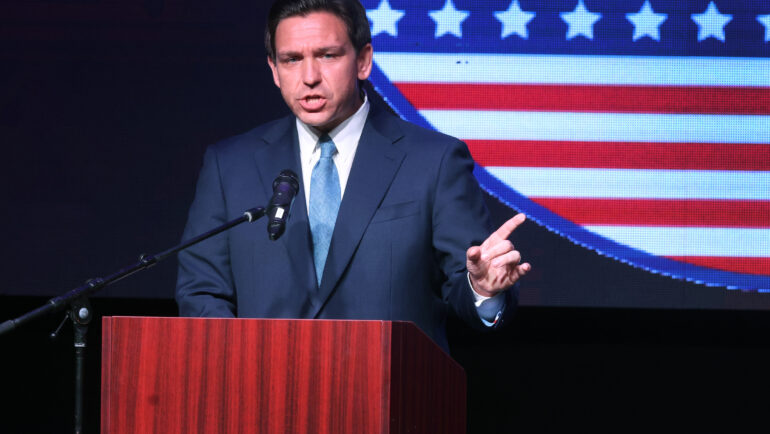 Thống đốc bang Florida Ron DeSantis phát biểu tại Rothschild, bang Wisconsin ngày 6/5. Ảnh: AFP