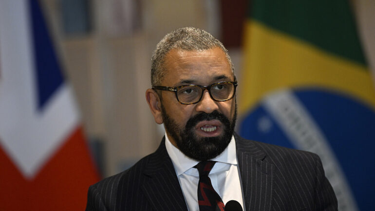Ngoại trưởng Anh James Cleverly tại cuộc họp báo ở thủ đô Brasilia của Brazil ngày 24/5. Ảnh: AFP