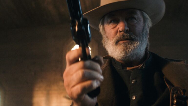 Baldwin trong vai Harland Rust trong Rust. Ảnh: Mega