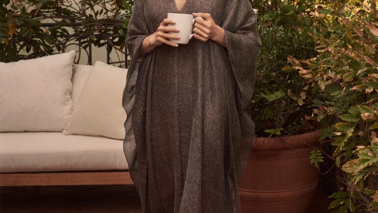 Angelina Jolie chuộng trang phục đơn sắc, tối giản, duy trì sở thích mặc lại đồ cũ. Ảnh: Vogue