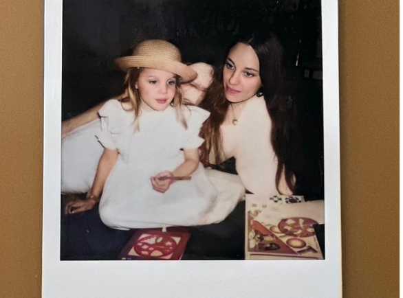 Bức ảnh được Jolie đăng tải hôm 8/5. Ảnh: Instagram Angelina Jolie