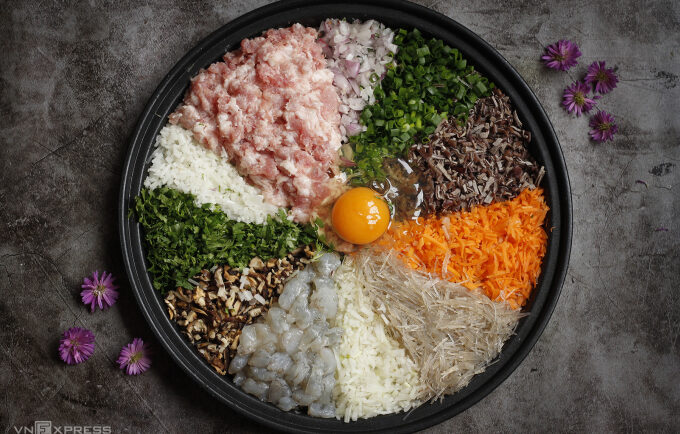 Nhân nem yêu cầu phải khô ráo, khi gói mới trộn thịt và rau củ. Ảnh: Bùi Thủy