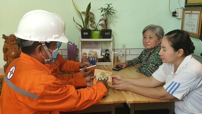 Nhân viên EVNHCM tuyên truyền, hướng dẫn sử dụng điện an toàn, tiết kiệm. Ảnh: EVNHCMC