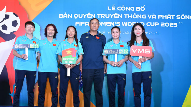 HLV Mai Đức Chung cùng các thành viên tuyển nữ Việt Nam tại Hà Nội sáng 25/5.