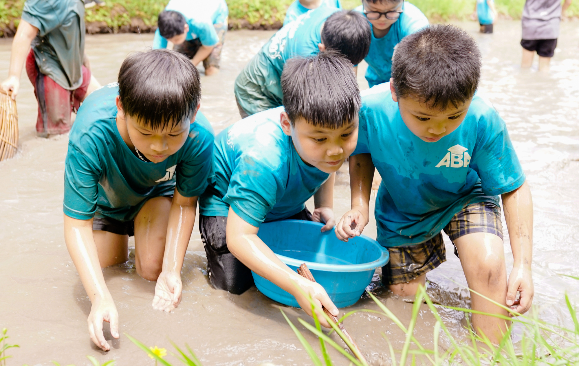 Bắt cá - một trong rất nhiều trải nghiệm của trẻ khi tham gia trại hè tại Làng Nương, Yên Tử, Quảng Ninh năm 2022. Ảnh: ABA