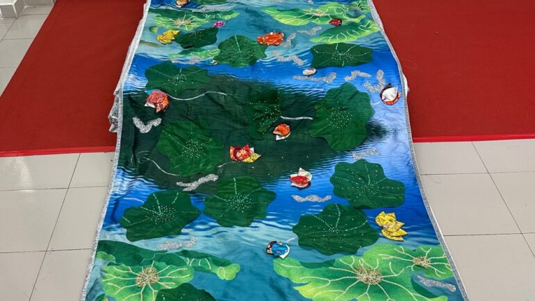 Một phần của chiếc áo dàiNon sông gấm vóc trưng bày tại sự kiện. Ảnh: Tân Cao