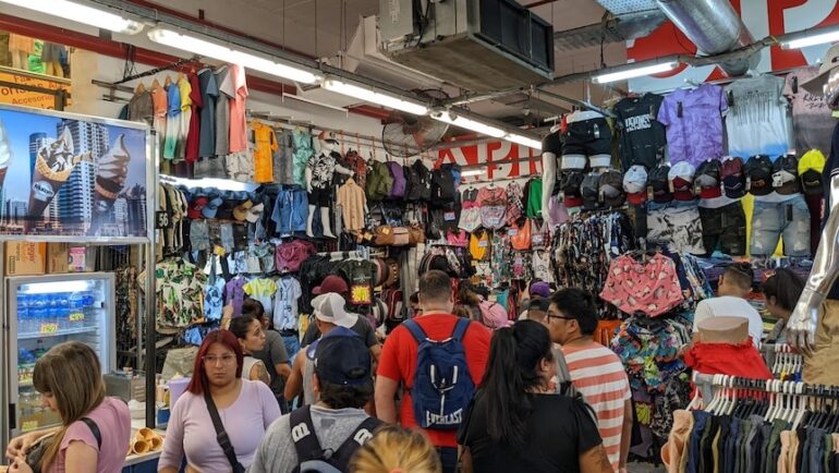 Cảnh đông đúc tại một khu chợ ở Argentina. Ảnh: ABC News