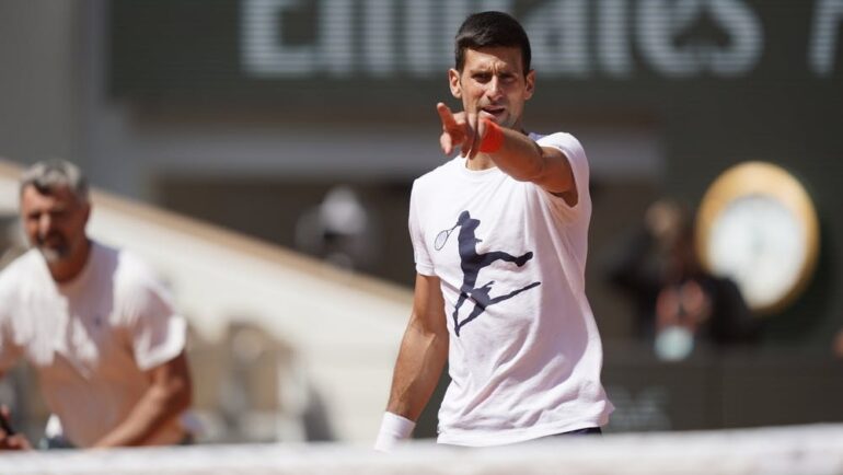 Djokovic trong buổi tập trước thềm Roland Garros 2023. Ảnh: RG