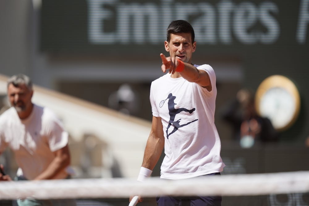 Djokovic trong buổi tập trước thềm Roland Garros 2023. Ảnh: RG