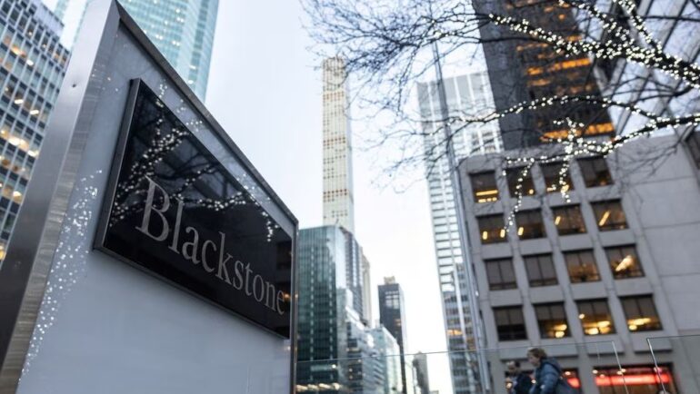 Biển hiệu bên ngoài trụ sở tập đoàn Blackstone tại New York, Mỹ, ngày 18/1. Ảnh: Jeenah Moon