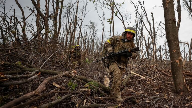Lính Ukraine chiến đấu gần thành phố Bakhmut, tỉnh Donetsk. Ảnh: Reuters