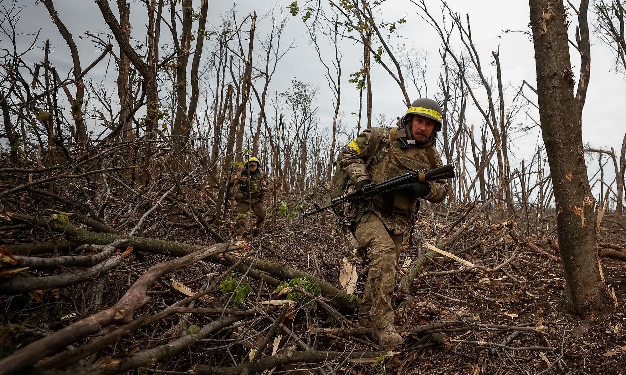 Lính Ukraine chiến đấu gần thành phố Bakhmut, tỉnh Donetsk. Ảnh: Reuters