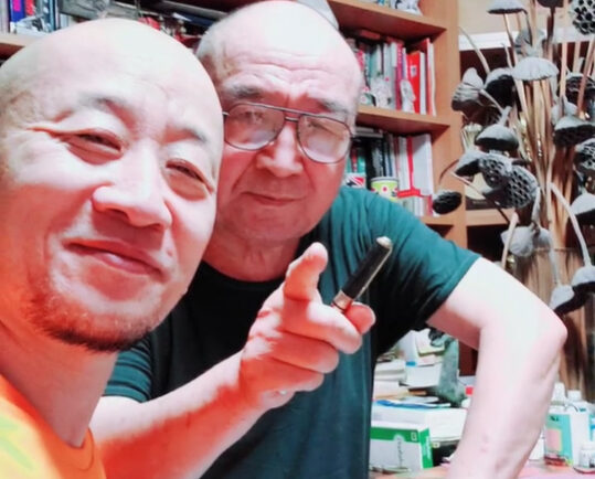 Lý Bảo Điền (phải) và con trai Lý Úc. Ảnh: Douyin