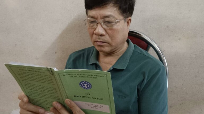 Ông Nguyễn Viết Lâm (TP Tuyên Quang), một trong những chủ hộ đã khởi kiện Bảo hiểm xã hội tỉnh Tuyên Quang ra tòa án địa phương vào tháng 2/2022 do bị thu sai BHXH trong 20 năm. Ảnh: NVCC