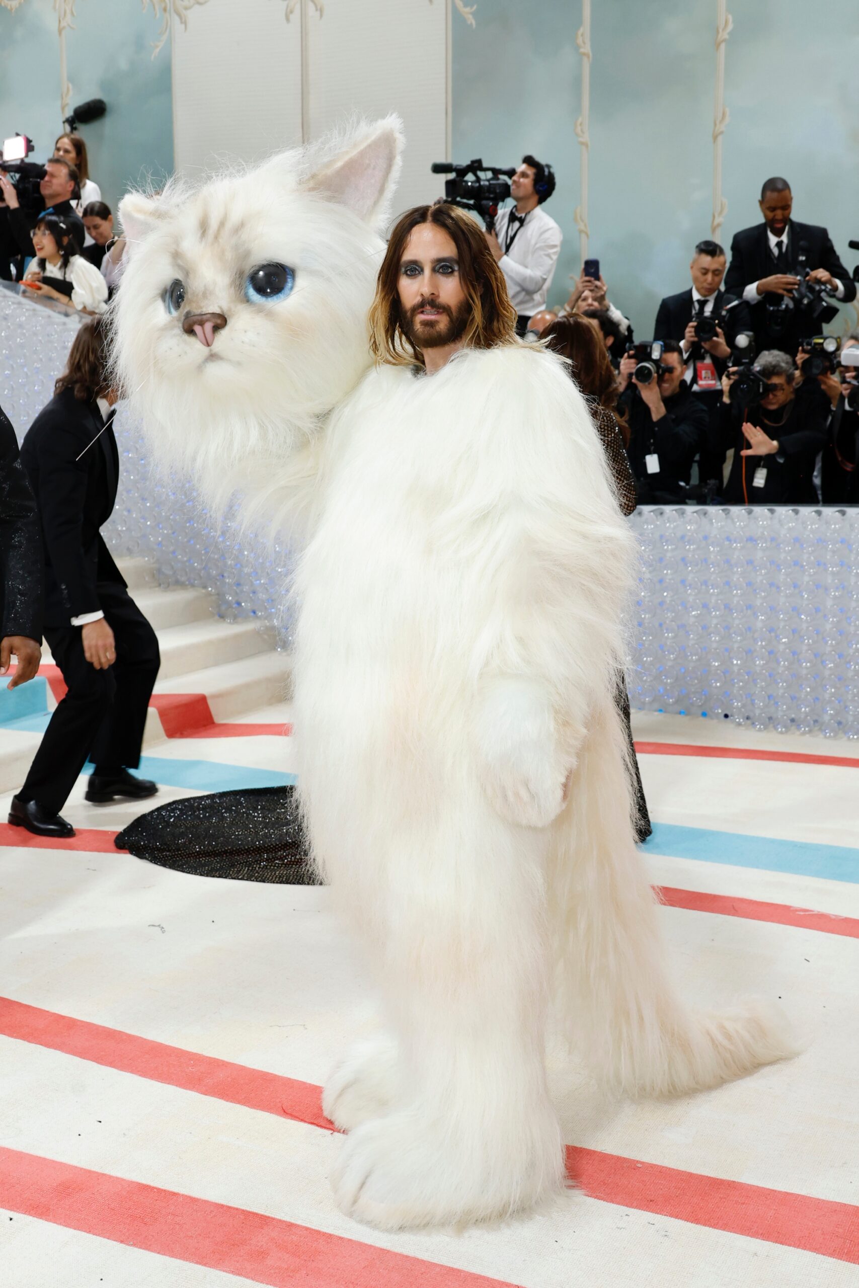 Diễn viên Jared Leto làm mèo Choupette - một trong những màn hóa trang kịch tính ở Met Gala 2023. Sinh thời, Karl Lagerfeld yêu Choupette đến nỗi ông từng nói sẽ kết hôn với nó nếu được luật pháp cho phép. Ảnh: AFP